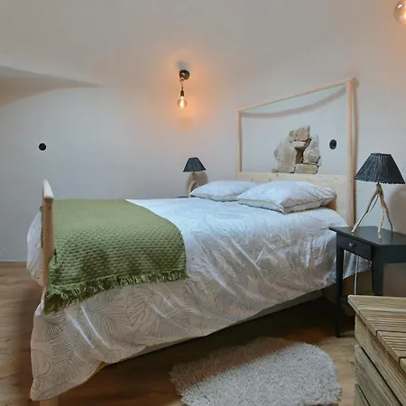 Insolite Troglogite - Pour 5 En Pleine Nature