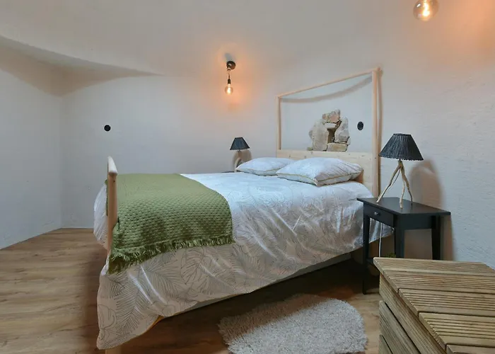 Insolite Troglogite - Pour 5 En Pleine Nature